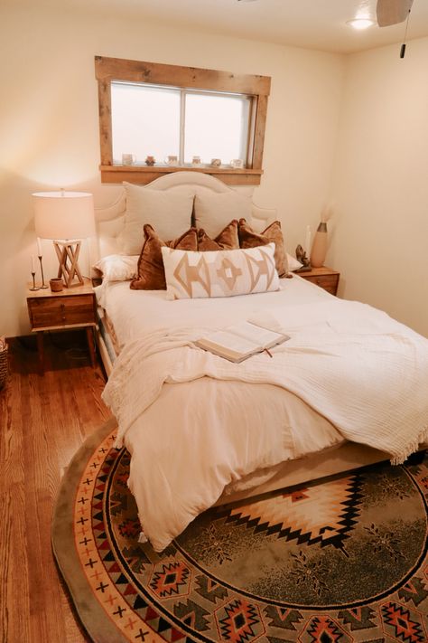 Cream Western Bedroom, Light Western Bedroom, Subtle Western Bedroom, White Western Bedroom, Modern Cowgirl Bedroom, Minimalist Western Bedroom, Tan Bedroom Decor, Western Boho Room, Vintage Western Bedroom