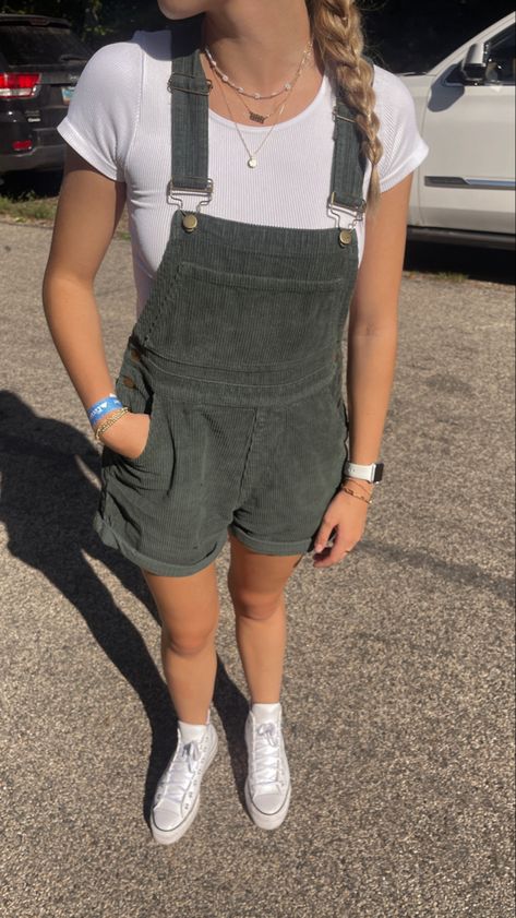 Green Shortalls Outfit, Green Short Overalls, Modest Summer Outfits Shorts, Green Overalls Outfits, Summer Outfits Aesthetic Vintage, Outfits Aesthetic Vintage, Athletic Summer Outfits, Black Women Streetwear, Women Streetwear Summer