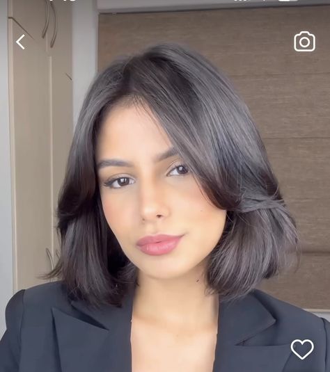 Bob Side Part, Mousy Brown Hair, Brunette Bob, Hair Inspiration Short, Beauty Hair Makeup, Short Layered Haircuts, Short Hair Tutorial, Shot Hair Styles, Shoulder Length Hair Cuts