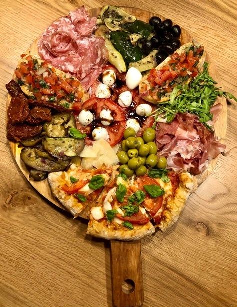 Italian Food Platter, Italian Board Night, Italian Food Charcuterie Board, Italian Charcuterie Boards, Charcuterie Pizza Board, Italian Board Appetizer, Italian Board Ideas, Pizza Board Charcuterie, Italian Themed Charcuterie Board