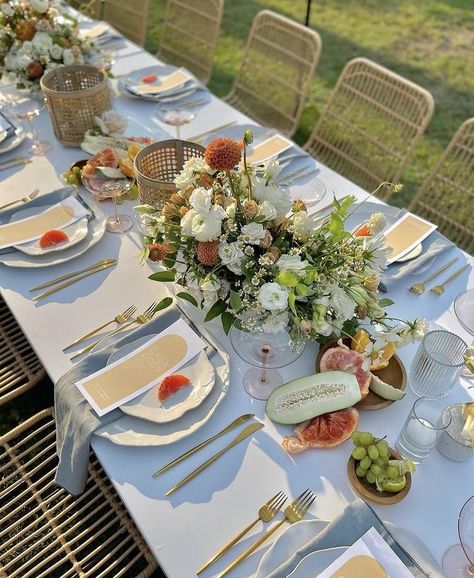 Lunch Flowers Table Settings, Birthday Lunch Table Decoration, Garden Luncheon Ideas, Lunch Party Table Setting, Summer Lunch Table Decor, Brunch Flowers Table Decorations, Birthday Lunch Table Setting, Garden Lunch Table Setting, Summer Dinner Party Tablescape