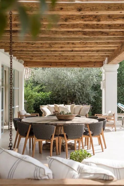 Modern Outdoor Dining, Modern Outdoor Kitchen, Casa Country, Outdoor Living Design, Outside Patio, Modern Outdoor Furniture, Small Homes, Outdoor Dining Area, Neutral Palette