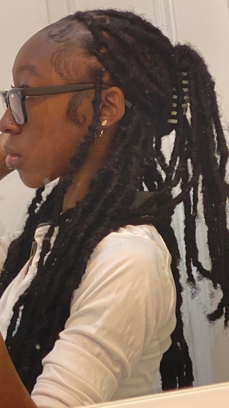 Faux Locs With Claw Clips, Faux Locs Claw Clip Hairstyles, Dread Claw Clip, Claw Clip Butterfly Locs, Claw Clip With Dreads, Butterfly Locs Claw Clip, Butterfly Locs Claw Clip Hairstyles, Faux Locs Claw Clip, Claw Clip Hairstyles Dreads