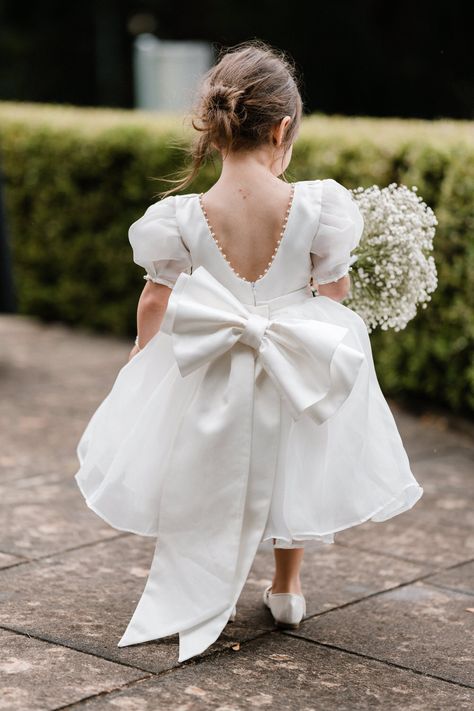 Wedding 2025 Trends, Modern Flower Girl Dress Princess, Flower Girl Fresses, Flower Girl Dresses With Bow, Satin Flower Girl Dress With Pearls, Elegant Flower Girl Dress, Dream Marriage, Princess-style Baptism Dress With Bow, Flower Girl Wedding