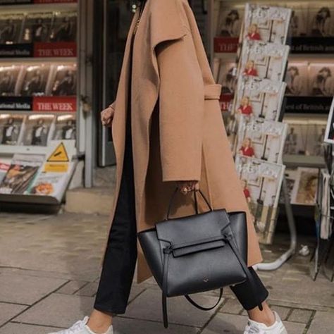 Street style - camel coat - black bag Camel Coat Outfit, Minimalist Moda, Coat Outfit, Camel Coat, Coat Outfits, 가을 패션, Weekend Wear, Black Bag, Fall Winter Outfits