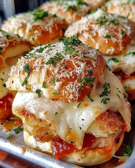 Yummy Sliders, Parmesan Sliders, Beer Cheese Recipe, Chicken Parmesan Sliders, Salad Vegetables, Slider Sandwiches, Italian Breadcrumbs, Grandma Cooking, Slider Buns