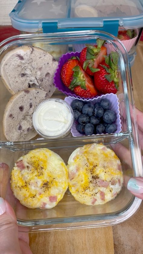 Filling Work Lunches, Bagel Bento Box Ideas, High Protein Bagel Breakfast, Breakfast Lunchable, Mini Bagel Sandwiches, Breakfast Lunchables, Snack Plates For Adults, Blueberry Bagel Breakfast, Breakfast Lunchbox Ideas