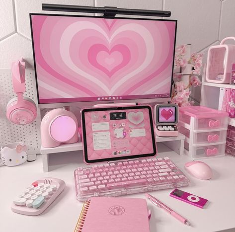 Cute Desk Ideas Pink, Setup Rosa, Cute Computer Setup, Pink Desk Aesthetic, Pink Gaming Set Up Aesthetic, Pink And White Computer Set Up, Pink Setup, Pastel Pink Pc Setup, Kawaii Pink Gaming Setup