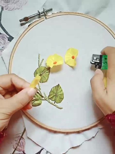 Simple Flower Embroidery Designs, Silk Ribbon Embroidery Tutorial, Cushion Embroidery, Simple Flower Design, New Embroidery Designs, Simple Hand Embroidery Patterns, Ribbon Embroidery Tutorial, Embroidery Tutorial, Embroidery Book