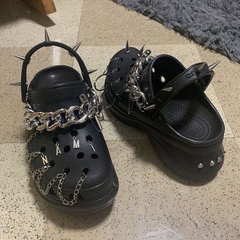 Gothic Crocs Shoes, Croc Diy Ideas, Punk Crocs, Emo Crocs, Goth Crocs, Fnaf Outfits, Crocs Diy, Alt Shoes, Crocs Outfit