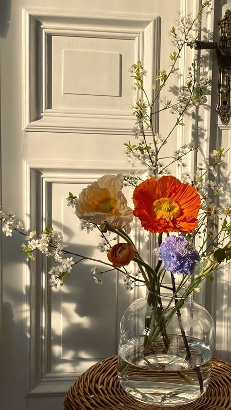 Flower In Apartment, Vase Flowers Aesthetic, Flowers Blooming Aesthetic, Aesthetic Flower Vase, Nothing But Flowers, Flower Therapy, Jolie Photo, Flower Lover, Flowers Nature