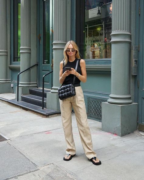 Claire Rose Cliteur (@clairerose) • Fotos y vídeos de Instagram Nyc Summer Style, Khaki Trouser Outfit Women, Basic Style Aesthetic, Casual Trouser Outfit For Women, Cos Outfits Women, Warm Summer Outfits, How To Style Khaki Pants, Trousers Outfit Summer, Casual Clothing Style