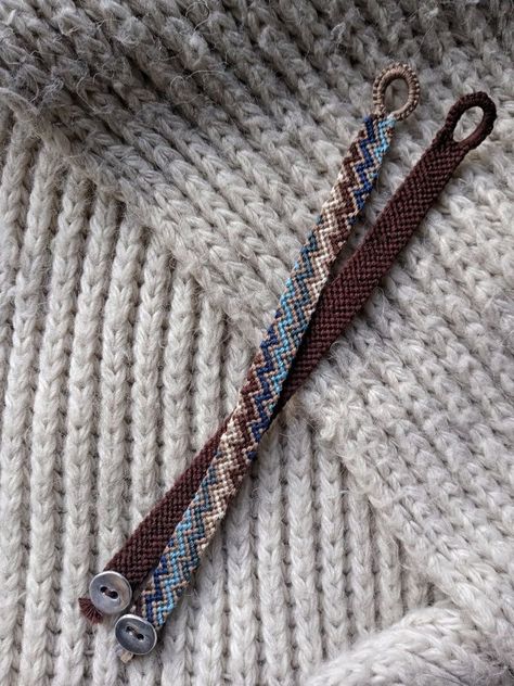 Earth Tone Friendship Bracelet, Manly Friendship Bracelets, Friendship Bracelet For Men, Embroidery Thread Bracelets, String Bracelet Patterns, Ankle Bracelets Diy, Diy Friendship Bracelets Tutorial, Yarn Bracelets, Cute Friendship Bracelets