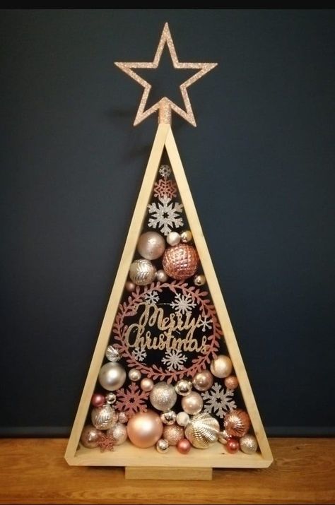 40 Ideas to Get a Modern Wooden Christmas Tree This Year Wooden Trees, Pallet Christmas Tree, Cozy Christmas Decor, Classic Christmas Tree, Wooden Christmas Tree, Unique Christmas Trees, Wood Christmas Tree, Christmas Wood Crafts, Wooden Christmas Trees