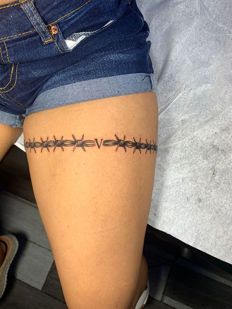 Bob Wire Tattoos For Women, Bobwire Tattoos For Women, Thigh Garter Tattoo Simple, Western Leg Tattoos, Lace Garter Tattoos, Thigh Garter Tattoo, Thigh Band Tattoo, Lookbook Aesthetic, Barbed Wire Tattoos