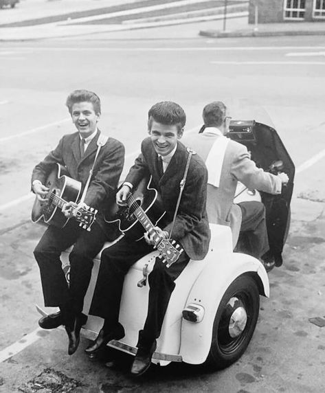 The Everly Brothers: Rolling Album Cover (1958) The Everly Brothers, Everly Brothers, 1950s Rock And Roll, Classic Guitar, Great Bands, Vintage Photography, Guitarist, Album Covers, Rock And Roll