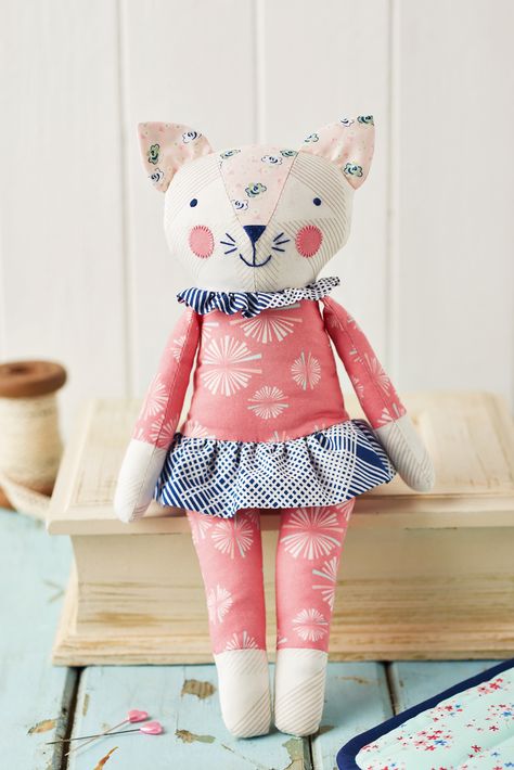 Sleepy Kitty, Soft Toy Patterns, Free Toys, Animal Sewing Patterns, Sewing Magazines, Sewing Stuffed Animals, Stuffed Animal Cat, Beginner Sewing Projects Easy, Fabric Toys