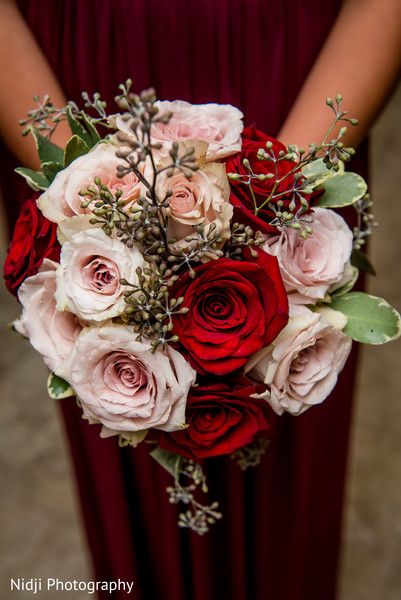 Indian bridesmaids bouquet http://www.maharaniweddings.com/gallery/photo/114970 Indian Bridal Bouquet, Indian Wedding Centerpieces, Indian Wedding Bridesmaids, Wedding Bridesmaid Bouquets, Indian Bridesmaids, Bridesmaids Bouquet, Fresh Flower Bouquets, Christian Wedding, Bridal Bouquets