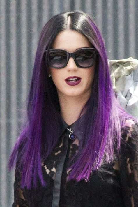 Katy Perry Purple Hair, Katy Perry Hair, Katy Kat, Dark Purple Hair, Killing Me, Hair Color Purple, Orlando Bloom, Trendy Hair Color, Dark Roots