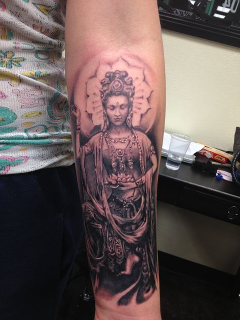 Kwan yin Guanyin Tattoo, Yin Tattoo, Black White Tattoo, Zen Tattoo, Tato Tradisional, Buddha Tattoos, Yin Yang Tattoos, Black White Tattoos, Goddess Tattoo