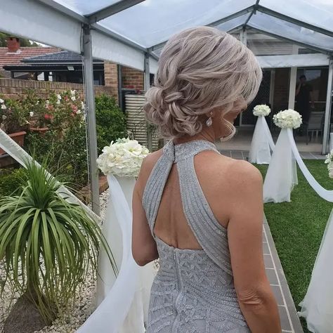 back view of mother of the bride with her short hair pinned lossy on the back. Short mother of the bride and groom hairstyles. Wedding Hair Over 50, Hairdos For Fine Hair, Evening Updo, Mother Of The Bride Updos, Mother Of The Bride Hair Short, Mom Hair Ideas, Mother Of Bride Hair, Groom Hair Styles, Groom Hairstyle