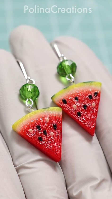 Clay Food Earrings Tutorial, Clay Jewelry Videos, How To Use Polymer Clay Tutorials, Realistic Clay Earrings, Cool Things To Make With Polymer Clay, Polymer Clay Crafts Food, Watermelon Polymer Clay Earrings, Polymer Clay Watermelon, Watermelon Clay Earrings