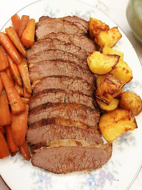 Closeup of a sliced slow-cooked silverside joint. Roast Beef In Oven, Silverside Slow Cooker, Silverside Roast, Slow Cooked Silverside, Silverside Recipe, Beef In Oven, Oven Roast Beef, One Pot Cooking, Yorkshire Puddings