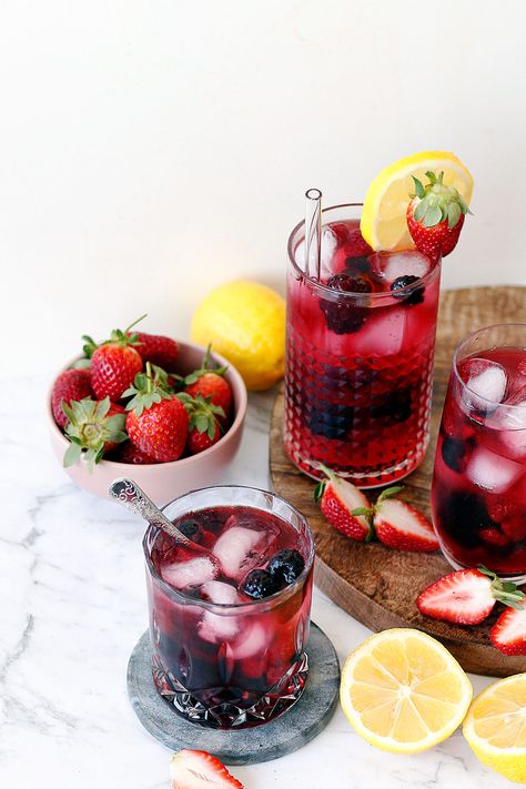 Trending Drinks, Iced Hibiscus Tea, Berry Iced Tea, Hibiscus Iced Tea, Fruits Tea, 90s Playlist, Making Iced Tea, Summer Drinks Alcohol, Peach Ice Tea