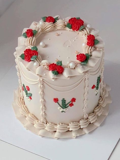 White Cake With Red Roses, Vintage Round Cake, White Vintage Cake, Shabby Chic Cakes, Chic Cake, Cakes Decorated, Cake White, Vintage Cakes, Round Cake