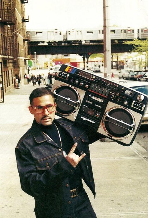 Boom box in Washington Heights, mid 1980s - Imgur Jamel Shabazz, Cultura Hip Hop, Step Up Revolution, Beau Mirchoff, Washington Heights, Real Hip Hop, Chad Michael Murray, Hispanic Heritage Month, Hispanic Heritage