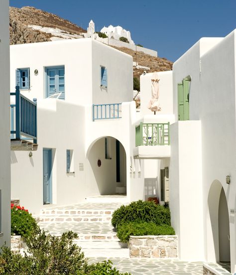 The Most Charmingly ‘Greek’ of All the Cyclades - The New York Times Santorini Beach House, Greek Bungalow, Greek Style Home, White Concrete House, White Stucco House, Greek Homes, Cycladic Architecture, Bd Design, Greece House