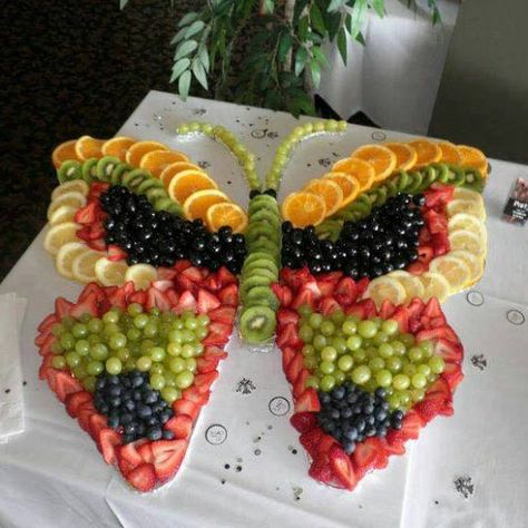 Spring Fruit Tray, Southern Thanksgiving, Giraffe Cakes, Fest Mad, Fruit Platter Designs, Fruits Decoration, Fruit Creations, Decorações Com Comidas, Spring Fruit