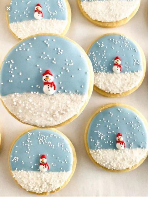 Sugar Cookie Ideas Christmas, Pretty Christmas Sugar Cookies, Cute Christmas Cookies Decorating, Easy Christmas Sugar Cookie Designs, Winter Sugar Cookies Decorated, Sugar Cookie Decorating Christmas, Round Cookie Decorating Ideas, Circle Christmas Cookies, Royal Icing Christmas Cookies Ideas