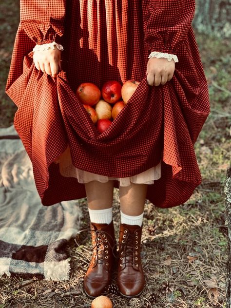 Fall Witch Outfits, Apple Picking Aesthetic Fall, Apple Picking Outfit Summer, Activity Aesthetic, Apple Picking Photos, Apple Picking Outfit Fall, Photo Farm, Autumn Cottagecore, Autumn Activity