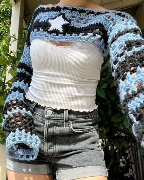 Black and blue star shrug 🖤✨ #outfitideas #outfitinspo #styleinspo #styleinspiration #springstyle #fashioninspo #springoutfit #pintereststyle #styleideas Crochet Shrug Outfit Ideas, Shruggie Outfit, Shrug Sweater Outfit Aesthetic, Shruggie Sweater, Crochet Shruggie Outfit, Shrug Outfits, Crochet Shrug Aesthetic, Crochet Knit Stitches, Knit Ideas