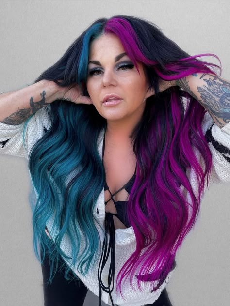 Creative Haircuts For Women, Hair Dye Tips, Split Dyed Hair, Vivid Hair Color, Hair Color Unique, Brunette Balayage, Creative Hair, Beauty Hairstyles, Dyed Hair Inspiration