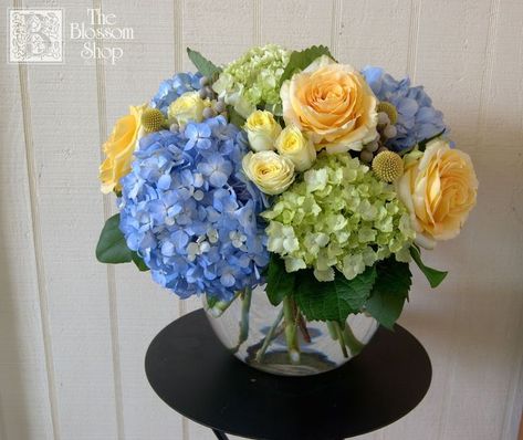 Rose Bowl Arrangements, Bubble Bowl Floral Arrangements, Rose Bowl Centerpiece, Vintage Flower Arrangements, Yellow Flower Arrangements, Floral Arrangements Ideas, Hydrangea Arrangements, Flower Decorations Diy, Flower Vase Arrangements