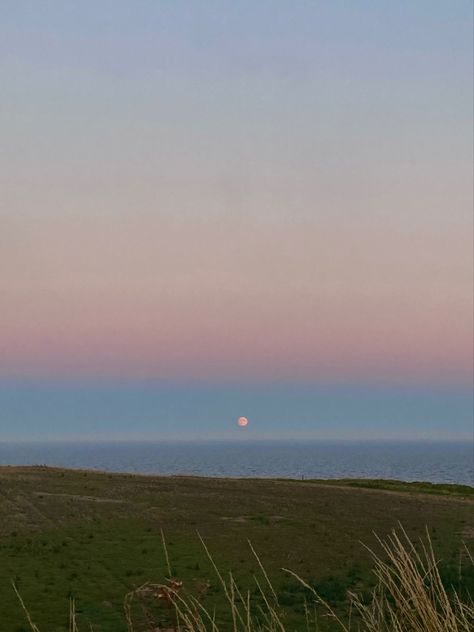 Very clear sky, the straight line horizon is very nice on the coast Sky Reference, Pantone Challenge, Bg Reference, Sky Scenery, Horizon Line, Philips Hue, Painting Collage, Sky Painting, Hue Philips