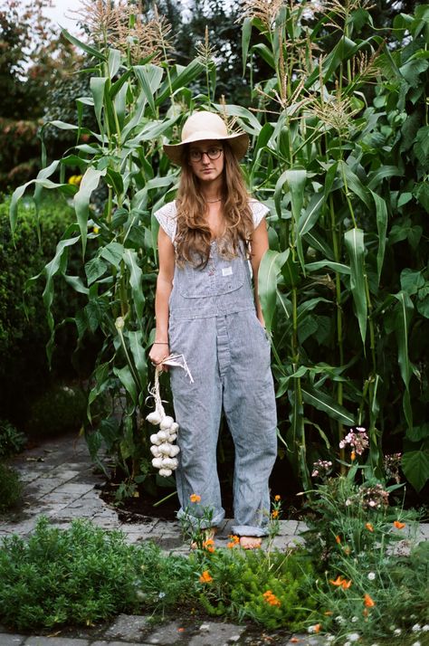 // Farmer Outfit, Farm Fashion, Farmer Girl, Female Farmer, Farm Lifestyle, Farm Clothes, Estilo Hippie, Female Profile, Gardening Outfit