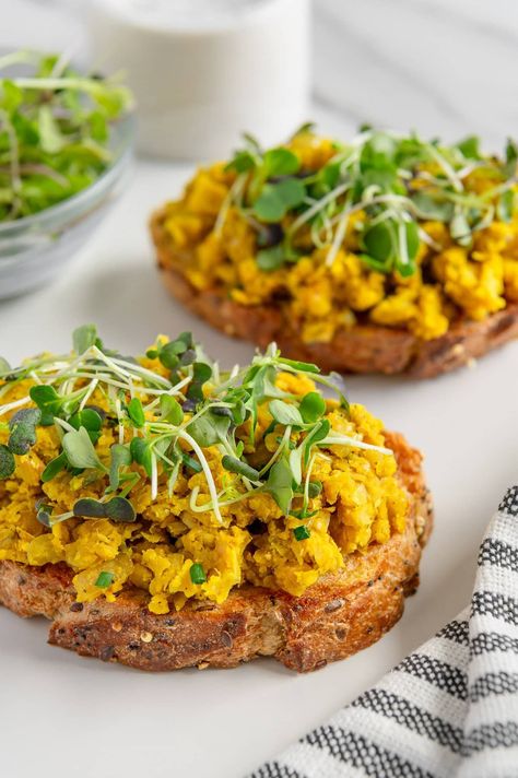 10-Minute Fluffy Chickpea Scramble Chickpea Egg Scramble, Breakfast Chickpea Recipes, Chickpea Flour Scrambled Eggs, Chickpea Recipes Breakfast, Breakfast With Chickpeas, Chickpea Flour Scramble, Chickpeas For Breakfast, 10 Minute Healthy Meals, Chickpea Eggs Scramble