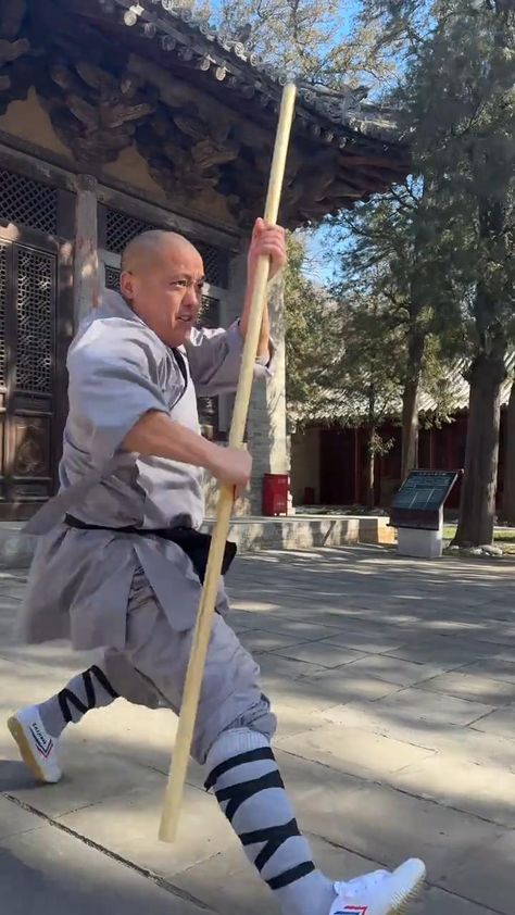 The Shaolin staff boasts a wide range of techniques and distinctive features. The staff is a weapon that moves in all directions, while a spear goes in a straight line. Shaolin staff involves the practitioner's movement from head to toe, allowing the practitioner to dominate a wider range and make stronger blows. Combat Animation, Types Of Martial Arts, Chinese General Culture, Self Defence Training, Random Knowledge, Self Defense Moves, Shaolin Kung Fu, Great Warriors, Martial Arts Techniques