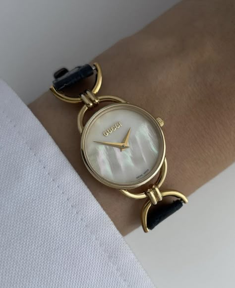 Vintage Watches Women Aesthetic, Vintage Gold Watch Aesthetic, Retro Watches Elegant, Cartier Vintage Watch, Vintage Gold Cartier Watch Accessories, Dainty Watches, Vintage Gucci Watch, Gucci Watch Women, Mood Jewelry