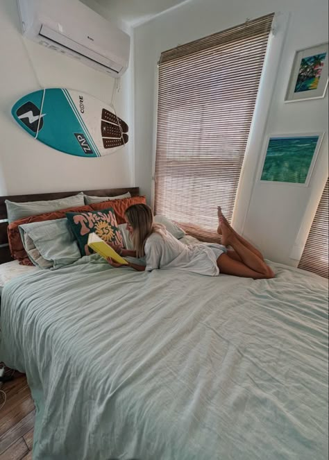 Small Beach Room Ideas, Room Ideas Summer Vibes, Cool Bed Frame Ideas, Obx Inspired Room, Vsco Bedroom Aesthetic, Surfer Style Room, H2o Bedroom, Hawaii Room Aesthetic, Surfer Bedroom Aesthetic