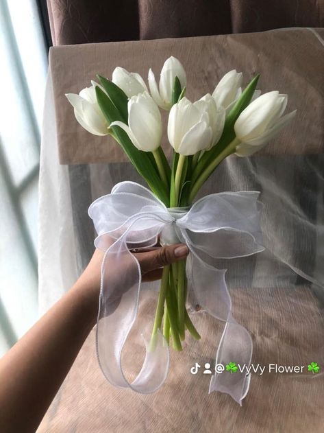 Tulip Bridal Bouquet, Wedding Bouquet Styles, Bouquet Styles, Small Wedding Bouquets, Pub Wedding, Tulip Wedding, Cascading Bouquet, Round Bouquet, Bridal Brooch