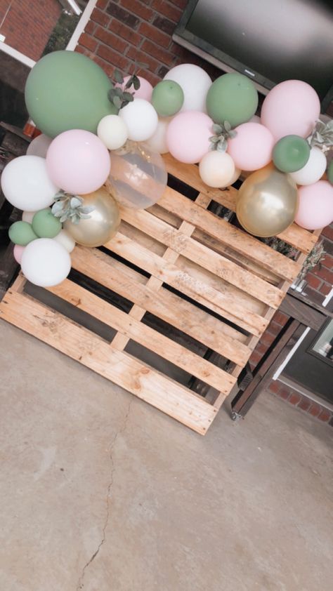 Balloon Arch With Pallets, Pallet Balloon Backdrop, Pallet Backdrop Baby Shower Ideas, Pallet Backdrop, Primary Activity, Pink Graduation, Dream Birthday, Wooden Backdrops, Graduation Party Diy