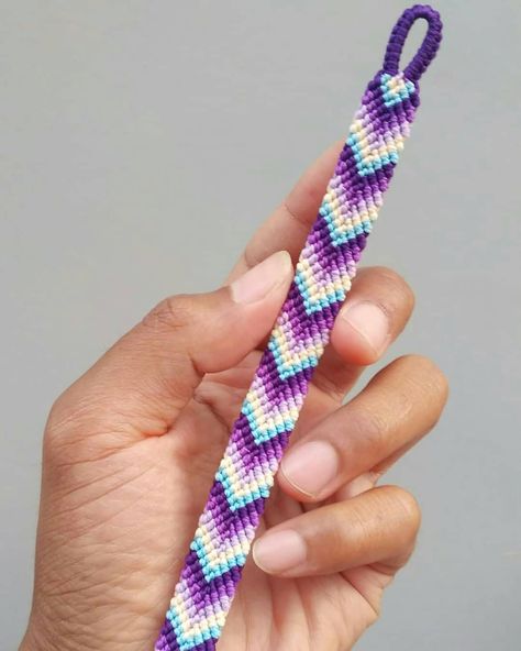 Purple Thread Bracelet, Purple Friendship Bracelet Pattern, Friendship Bracelets Inspiration, Friendship Bracelets Purple, Purple Friendship Bracelet, Macro Macrame, Bracelets String, Purple Color Combinations, Brazilian Bracelet