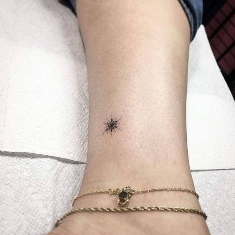 Snowflake Tattoo, Snow Tattoo, Tattoos Instagram, Snow Flake Tattoo, Small Tattoos Simple, Disney Tattoo, Finger Tattoo, Manhattan Nyc, Unique Tattoo