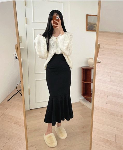 Black Wool Skirt Outfit, White Sweater Aesthetic, Aesthetic Modest Outfits, Modest Girly Outfits, Sweater Aesthetic, Job Clothes, Trendy Outfit Inspo, Modest Casual Outfits, Modest Outfit