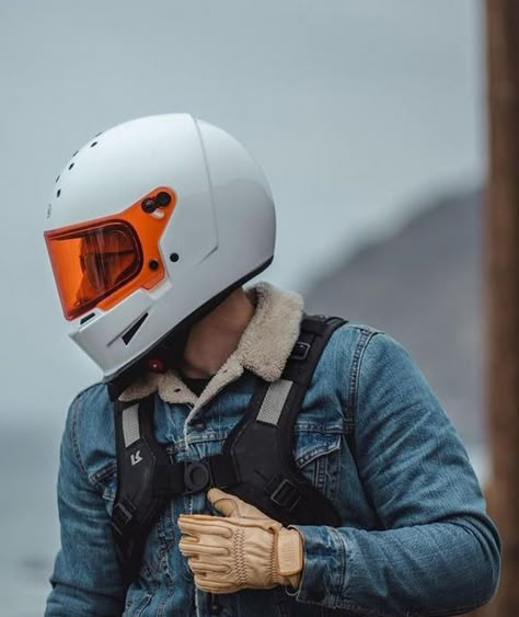 Motorcycle Helmet Design, Retro Helmet, Custom Motorcycle Helmets, Мотоциклы Cafe Racers, Industrial Design Trends, Scrambler Motorcycle, Cafe Racer Bikes, Retro Motorcycle, Racing Helmets