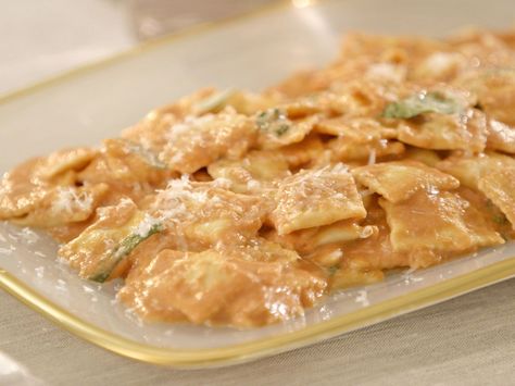 Cheese Ravioletti in Pink Sauce recipe from Giada De Laurentiis via Food Network Pink Sauce Recipe, Pink Sauce Pasta, Giada De Laurentiis Recipes, Giada Recipes, Pink Sauce, Sauce Pasta, Crowd Pleasing Recipes, Giada De Laurentiis, Unhealthy Food